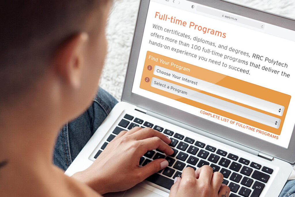 Person browsing the RRC Polytech website