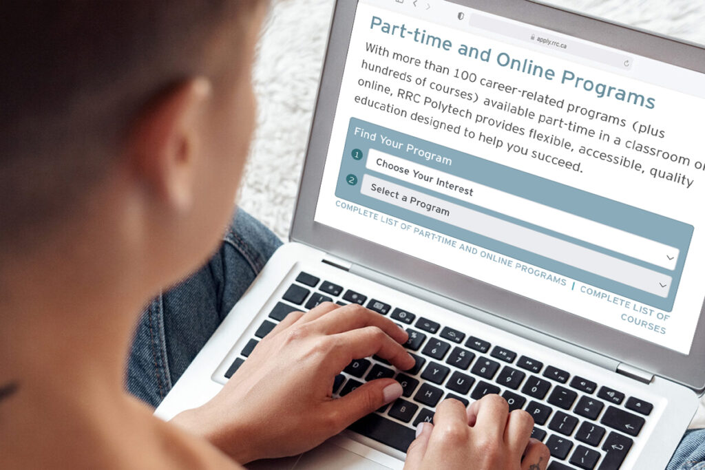 Person browsing the RRC Polytech website